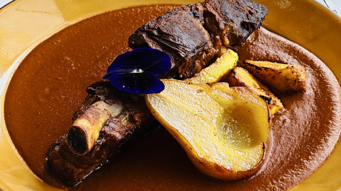 Mole Manchamanteles con costilla y pera rostizada en HOUSE Cuernavaca