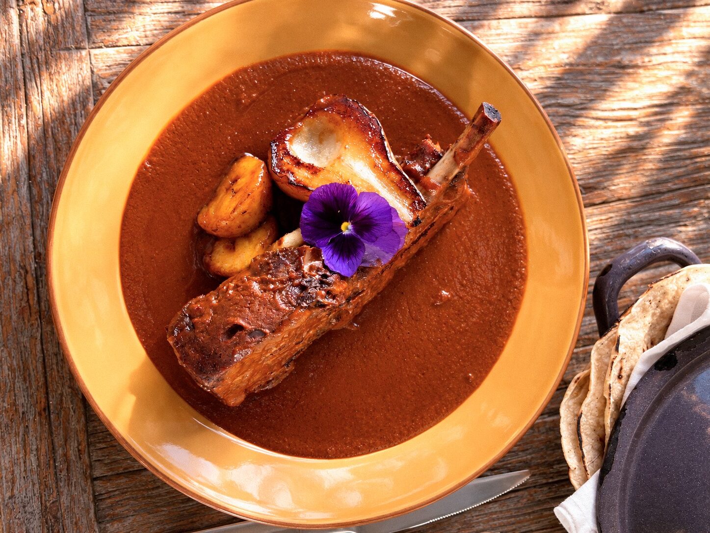 Manchamanteles con costilla de cerdo y pera glaseada.