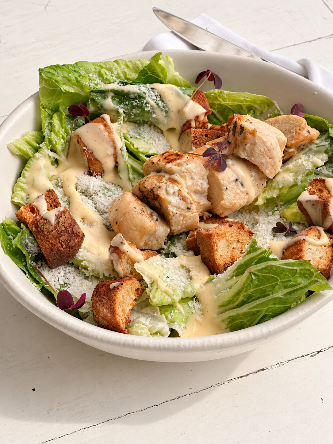 ensalada César con pollo.
