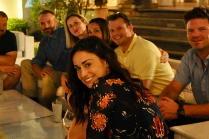 Grupo de amigos reunión familiar restaurante