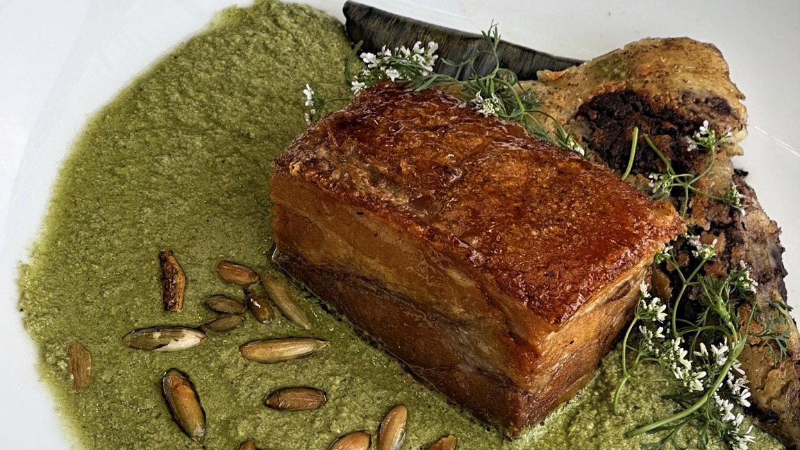 Pipián Verde con pork belly y tamal nejo en HOUSE Cuernavaca
